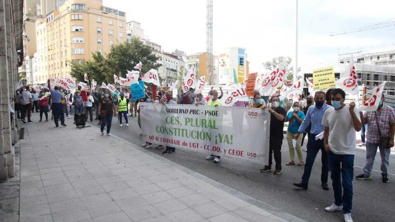 Un instante de la protesta de USO ante el Parlamento regional. / hardy