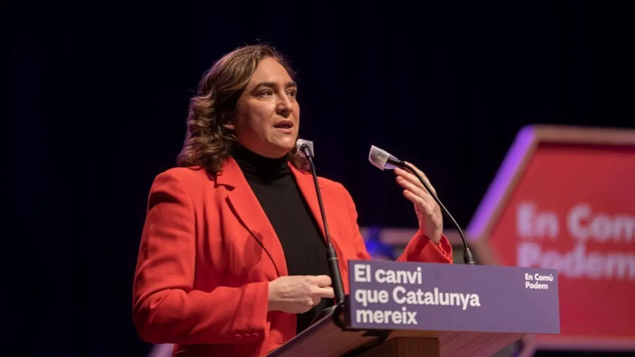 Archivo - La alcaldesa de Barcelona, Ada Colau, interviene en un acto electoral de En Com&uacute; Podem.