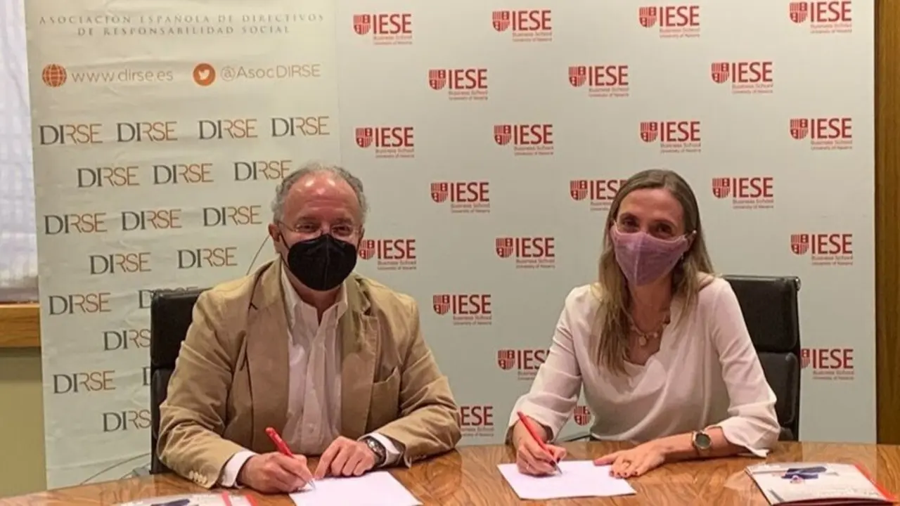 Acuerdo entrte Alberto Andreu (presidente de DIRSE) y Cristina S&aacute;daba, directora ejecutiva del Center for Public Leadership and Government del IESE-Universidad De Navarra