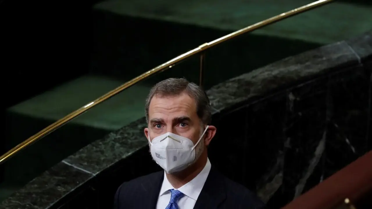Archivo - El rey Felipe VI durante una visita al hemiciclo del Congreso de los Diputados.