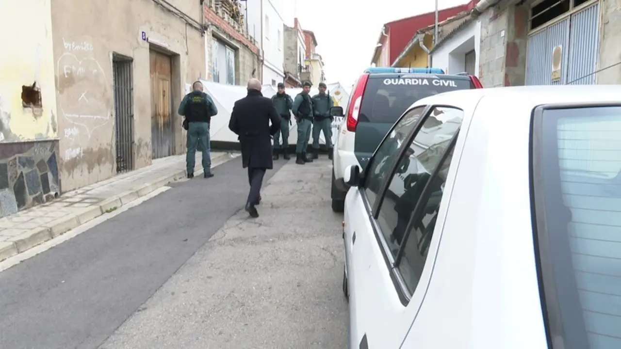 Archivo - Registro en la casa de Manuel, en presencia del detenido, en busca del cuerpo de Marta Calvo