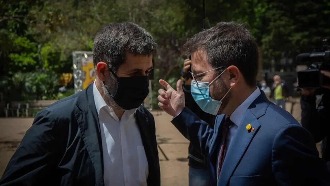 Archivo - El president de la Generalitat en funciones, Pere Aragon&egrave;s (d) y el secretario general de Junts, Jordi S&agrave;nchez (i) realizan hablan entre ellos, a 17 de mayo de 2021, en Barcelona, Catalunya (Espa&ntilde;a). ERC y Junts han cerrado un principio de acuer