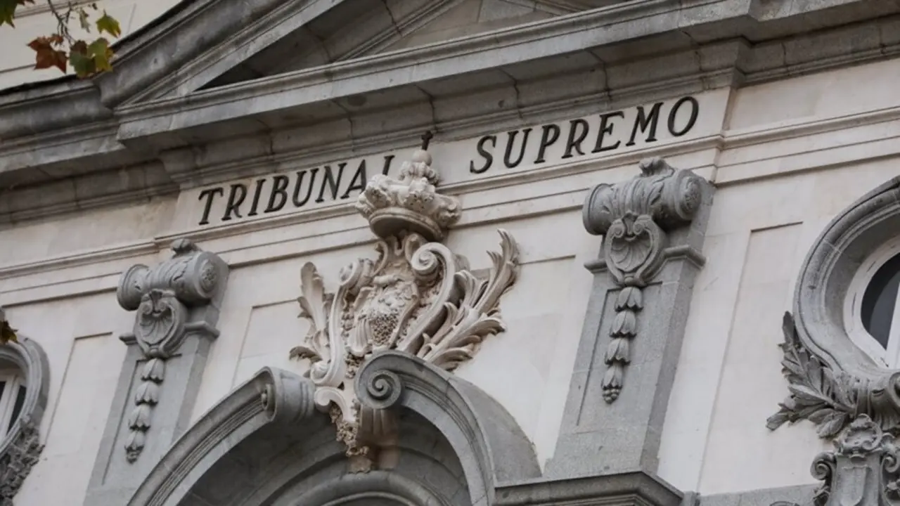 Archivo - Detalle de la fachada del Tribunal Supremo