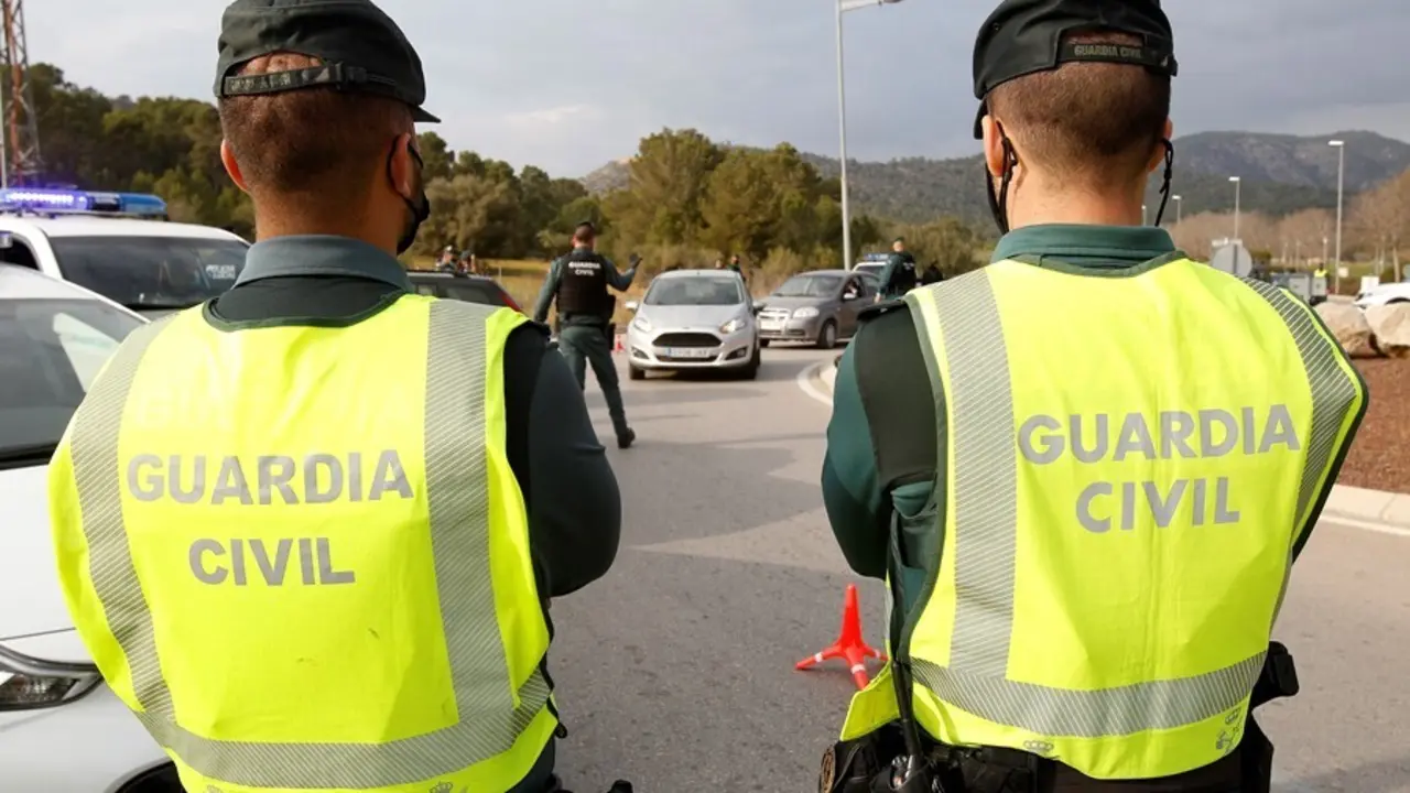 Archivo - Varios agentes de la Guardia Civil durante un control rutinario de carretera en la zona de Magaluf (Calvi&agrave;) en Palma.