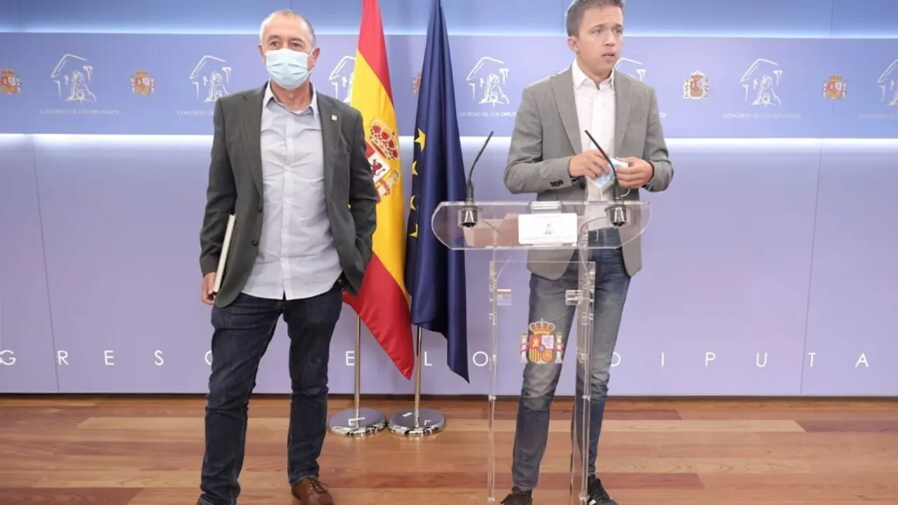 El diputado de Comprom&iacute;s en el Congreso, Joan Baldov&iacute; (i), y el l&iacute;der de M&aacute;s Pa&iacute;s, &Iacute;&ntilde;igo Errej&oacute;n, en una rueda anterior a la celebraci&oacute;n de la Junta de Portavoces en el Congreso de los Diputados, a 14 de septiembre, en Madrid (Espa&ntilde;a).