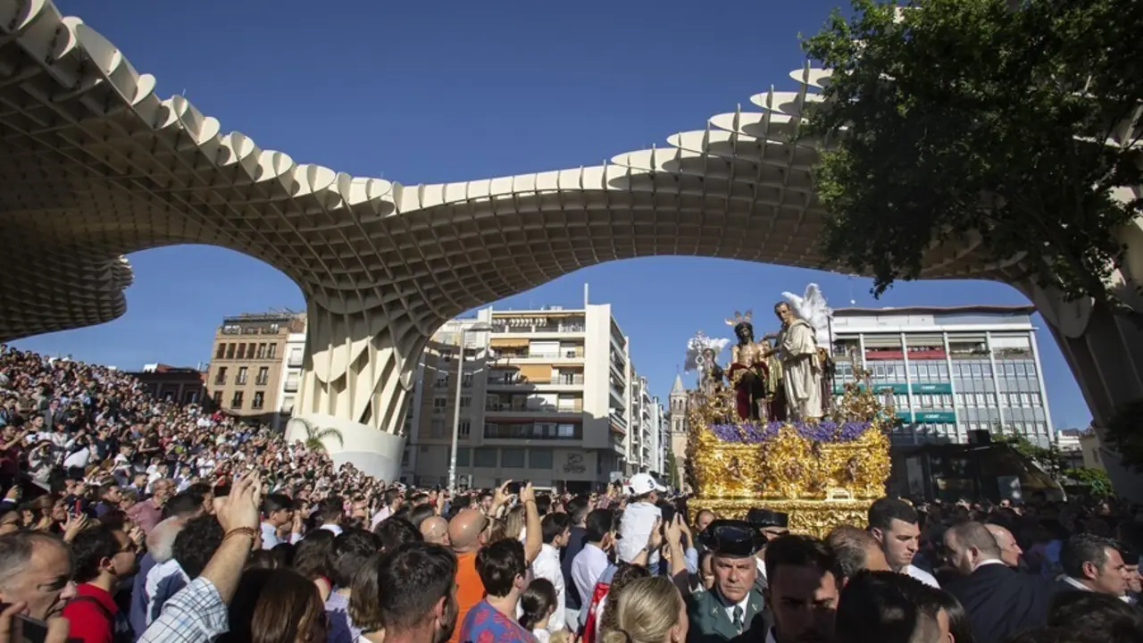 Archivo - Procesi&oacute;n de la Hermandad de San Benito durante un Martes Santo