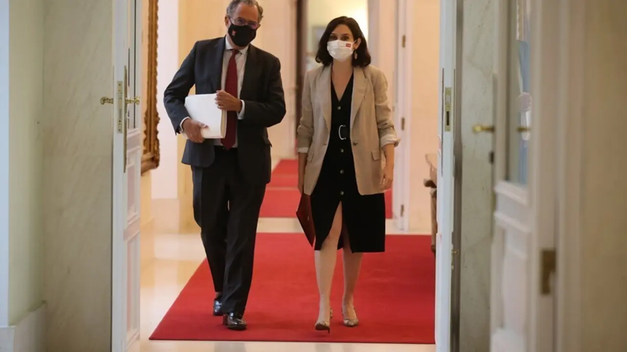 Archivo - El consejero de Educaci&oacute;n, Universidades, Ciencia y portavoz del Gobierno, Enrique Ossorio; y la presidenta de la Comunidad e Madrid, Isabel D&iacute;az Ayuso, a su llegada a una rueda de prensa posterior a una reuni&oacute;n del Consejo de Gobierno de la Com