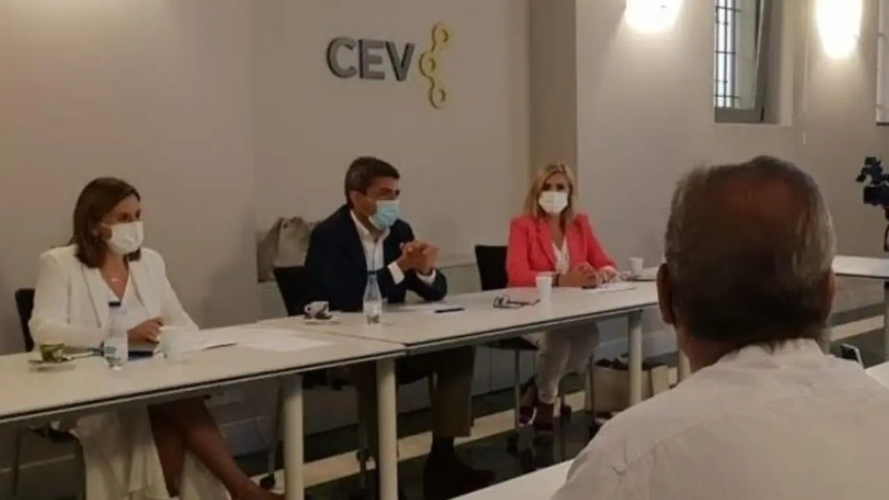 El presidente del PPCV, Carlos Maz&oacute;n, en el centro de la mesa.