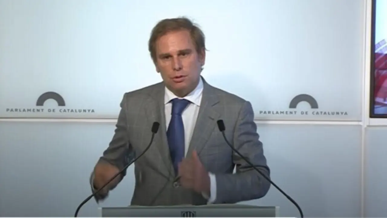 El portavoz de Vox en el Parlament, Joan Garriga, en rueda de prensa en el Parlament