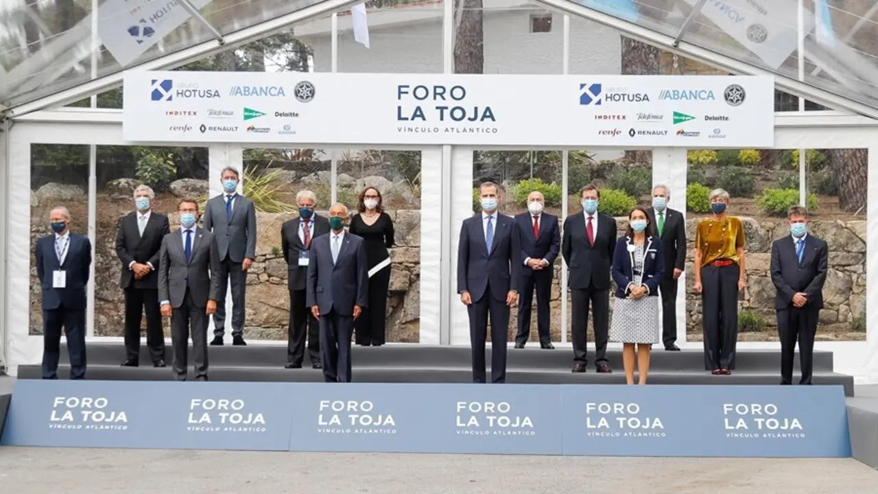 Archivo - El Rey Felipe VI (c), posa junto al presidente de la Rep&uacute;blica de Portugal, Marcelo Rebelo de Sousa (6d); la ministra de Industria, Comercio y Turismo, Reyes Maroto (4d); el presidente de la Xunta de Galicia, Alberto N&uacute;&ntilde;ez Feij&oacute;o (3i); y los exp