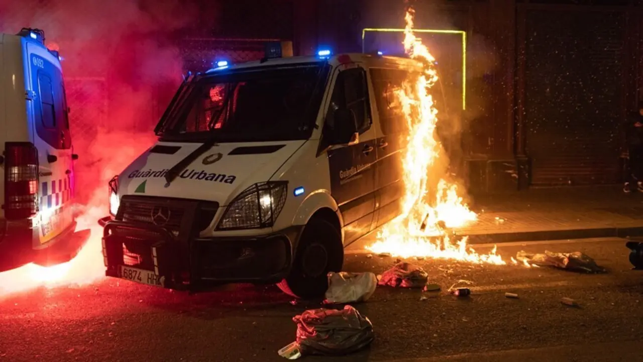 Archivo - Incendian un furg&oacute;n de la Guardia Urbana durante la manifestaci&oacute;n en defensa de la libertad de Pablo Has&eacute;l y los derechos sociales tras 12 d&iacute;as de protestas, en Barcelona (Espa&ntilde;a), a 27 de febrero de 2021. La protesta ha sido convocada por Arran