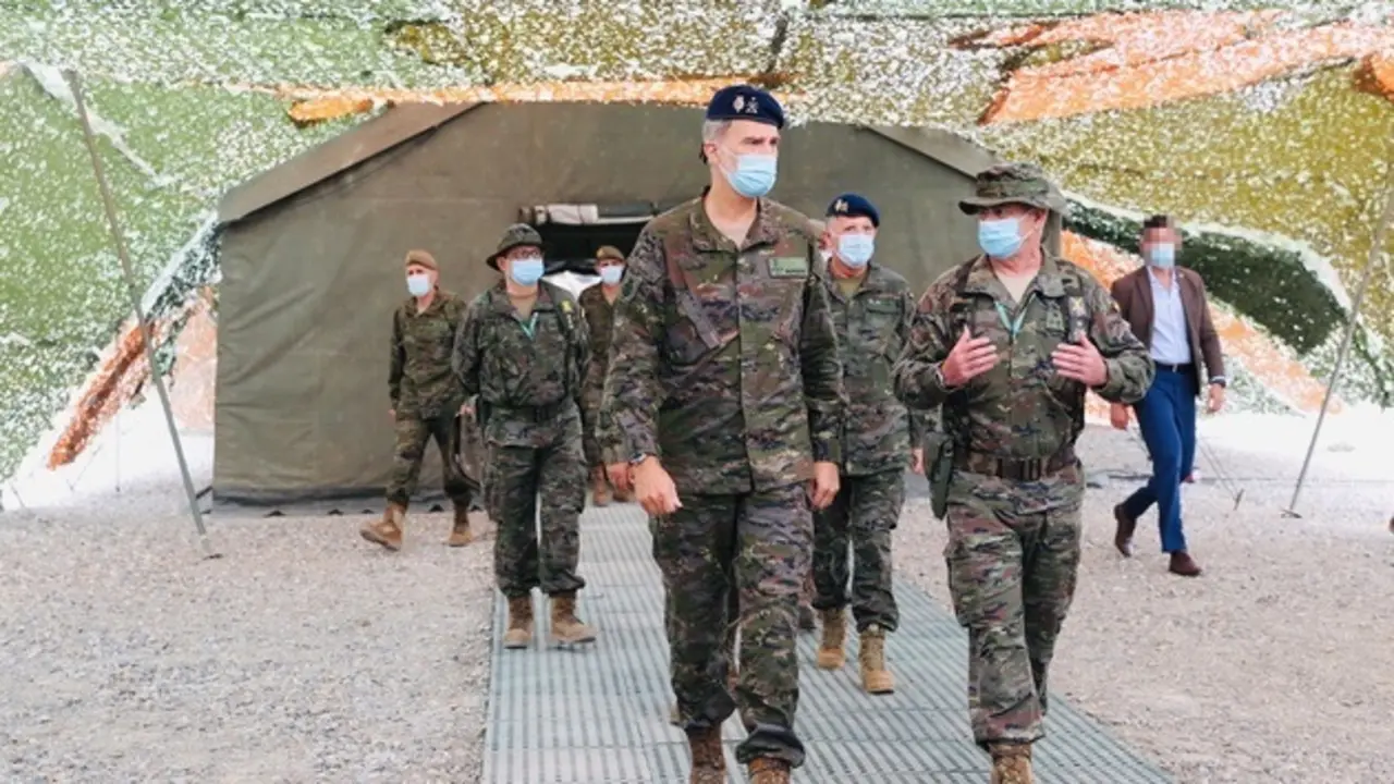El Rey Felipe asiste a unas maniobras de la Divisi&oacute;n 'Castillejos', en el cuartel Sancho Ram&iacute;rez de Huesca.