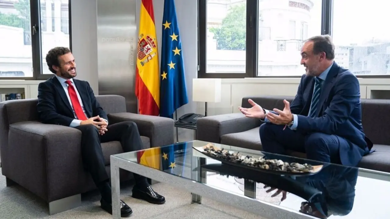 Pablo Casado y Javier Esparza en la reuni&oacute;n