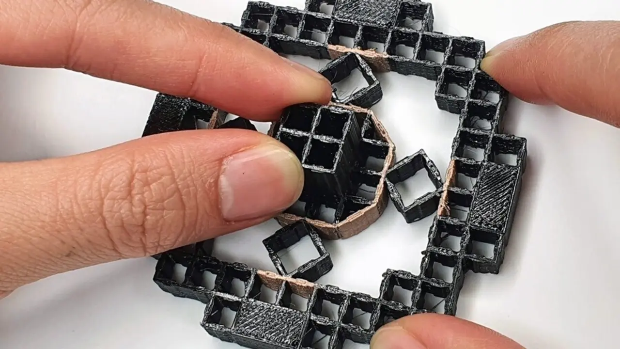 Investigadores del MIT han desarrollado un m&eacute;todo para integrar capacidades de detecci&oacute;n en estructuras imprimibles en 3D compuestas por celdas repetitivas, lo que permite a los dise&ntilde;adores prototipar r&aacute;pidamente dispositivos de entrada interactivos.
