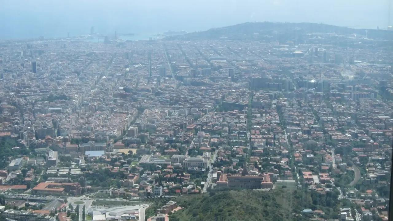 Archivo - Vista de la ciudad de Barcelona desde la sierra de Collserola, en un d&iacute;a de alta contaminaci&oacute;n.
