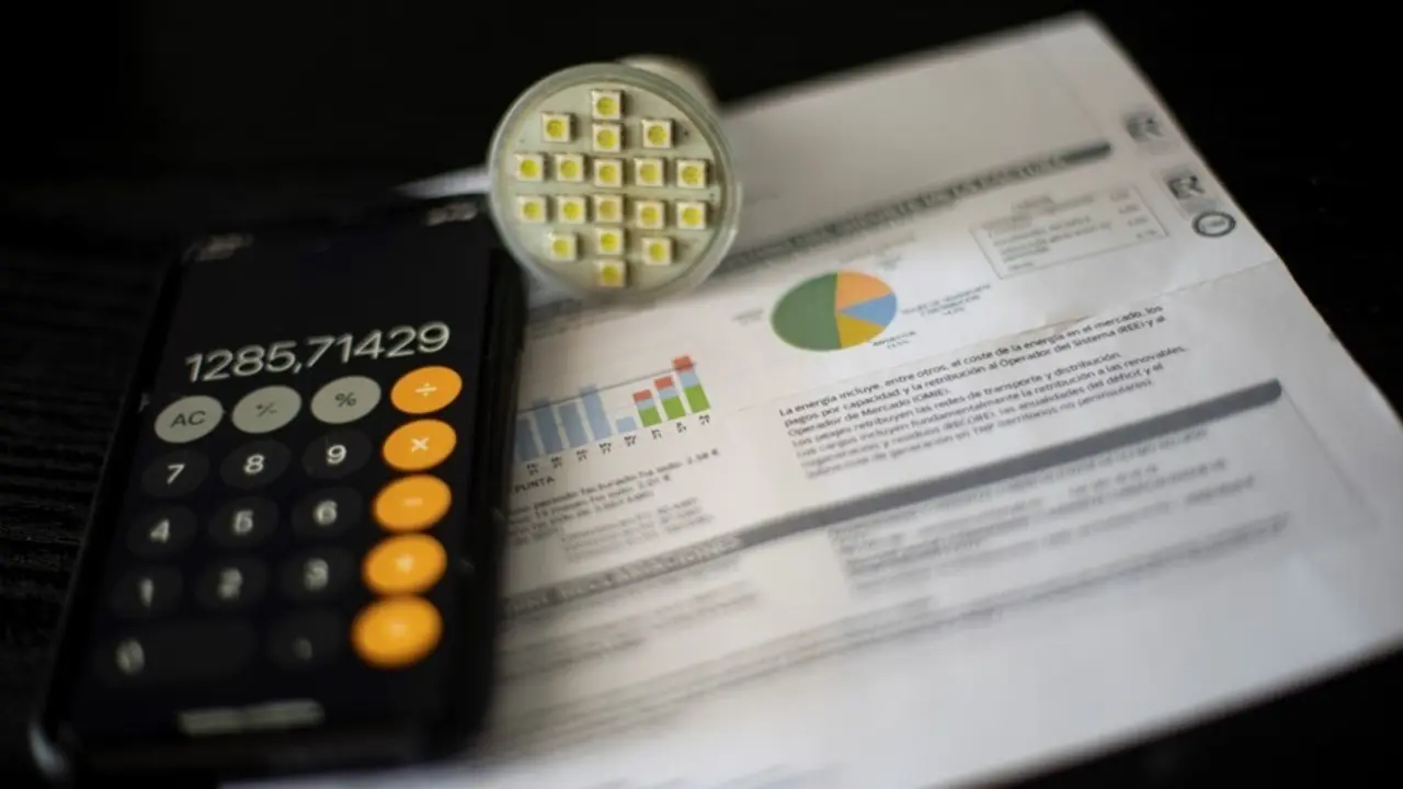 Una factura del consumo de luz, a 10 de septiembre de 2021, en Madrid (Espa&ntilde;a). El precio medio diario de la electricidad en el mercado mayorista batir&aacute; un nuevo r&eacute;cord este viernes al alcanzar los 152,32 euros por megavatio hora (MWh), su mayor precio de