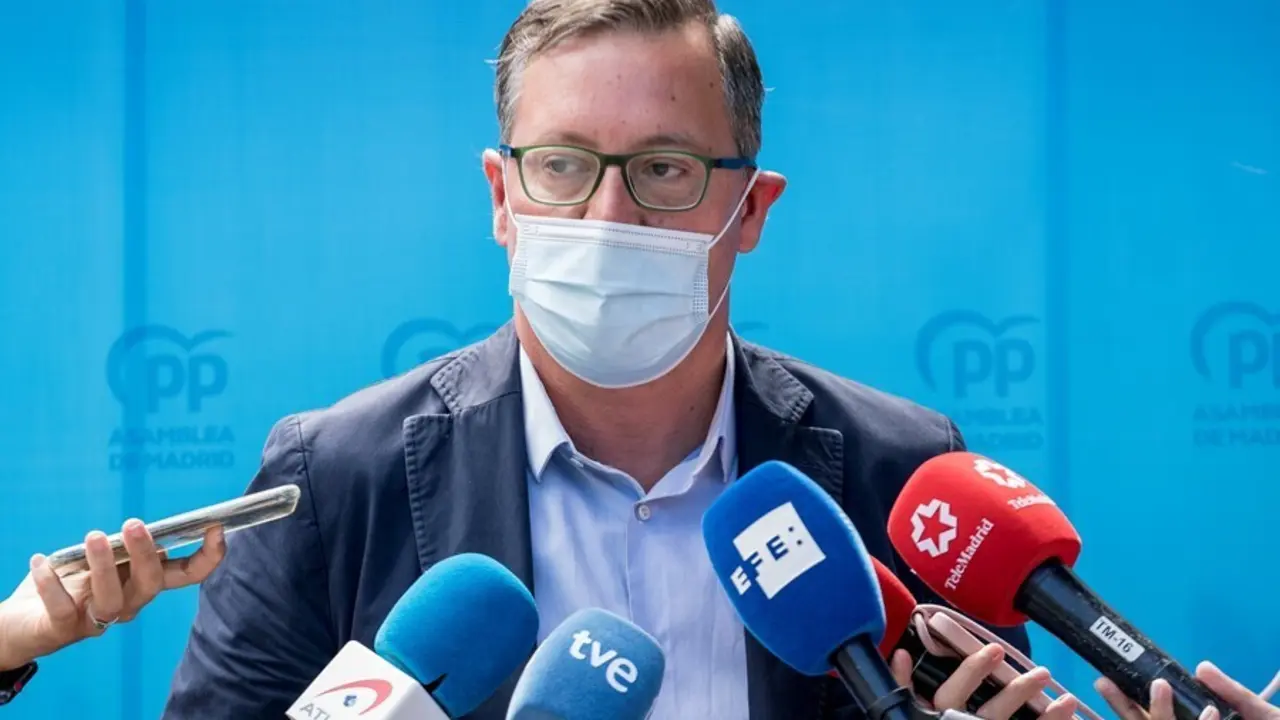 El portavoz del PP en la Asamblea, Alfonso Serrano, ofrece declaraciones a los medios, despu&eacute;s de la reuni&oacute;n del Grupo Parlamentario Popular, en el Complejo La Cig&uuml;e&ntilde;a de Arganda del Rey, a 2 de septiembre de 2021, en Madrid (Espa&ntilde;a). El inicio del curso 