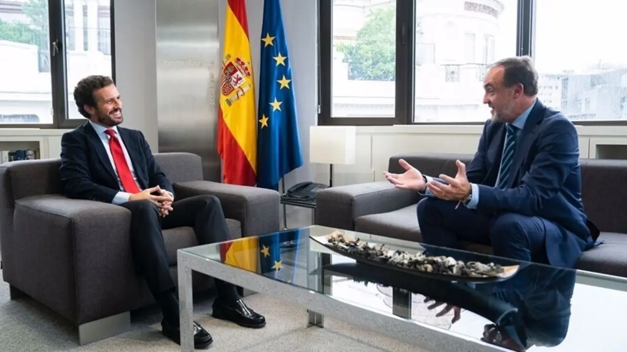 El presidente del PP, Pablo Casado, se re&uacute;ne con  el presidente de UPN, Javier Esparza, en la sede nacional del PP. En Madrid, a 14 de septiembre de 2021.