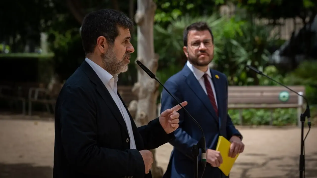 Archivo - El president de la Generalitat en funciones, Pere Aragon&egrave;s (d) y el secretario general de Junts, Jordi S&agrave;nchez (i) realizan una intervenci&oacute;n conjunta, a 17 de mayo de 2021, en Barcelona, Catalunya (Espa&ntilde;a). ERC y Junts han cerrado un principio d