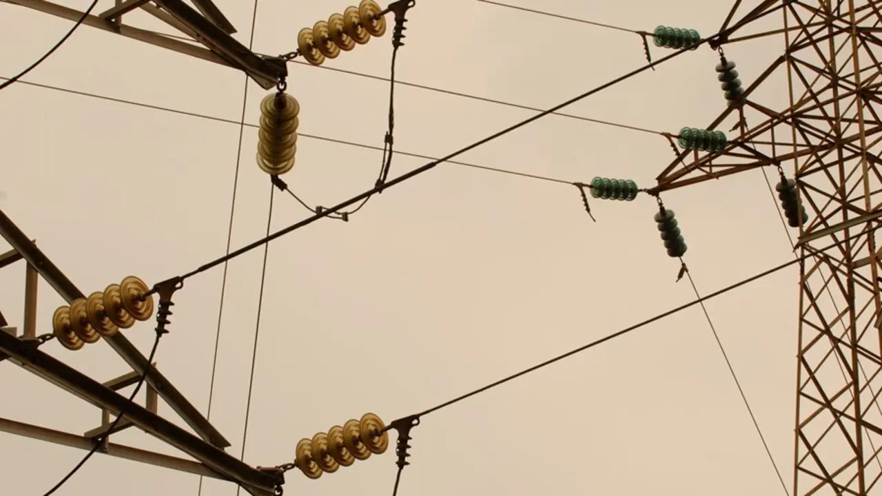 Archivo - Tendido el&eacute;ctrico