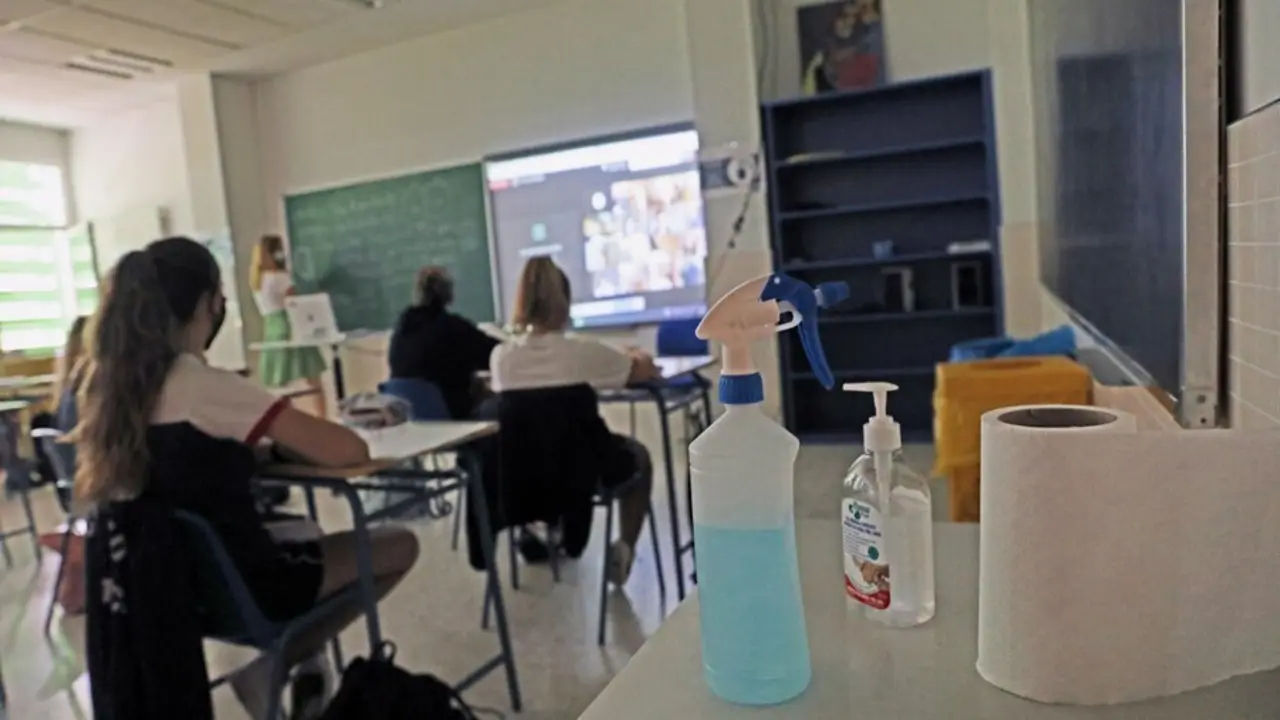 Archivo - Aula de un colegio en tiempos de pandemia, foto de archivo