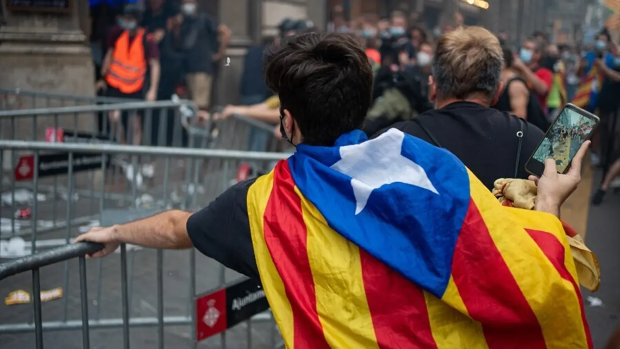 Un hombre increpa a la polic&iacute;a durante los altercados en la comisar&iacute;a de la Polic&iacute;a Nacional de la via Laietana tras la manifestaci&oacute;n de la ANC por la Diada