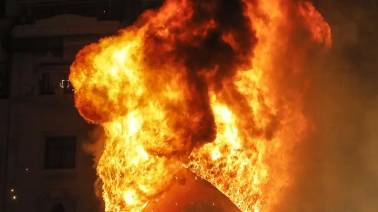 &lsquo;Crem&agrave;&rsquo; de la falla &lsquo;La Meditadora&rsquo;, en la Plaza del Ayuntamiento de Val&egrave;ncia
