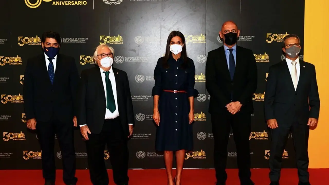 La Reina Letizia durante el acto en la Facultad de Ciencias de la Informaci&oacute;n en el que ha sido nombrada Alumna UCM de Honorpol