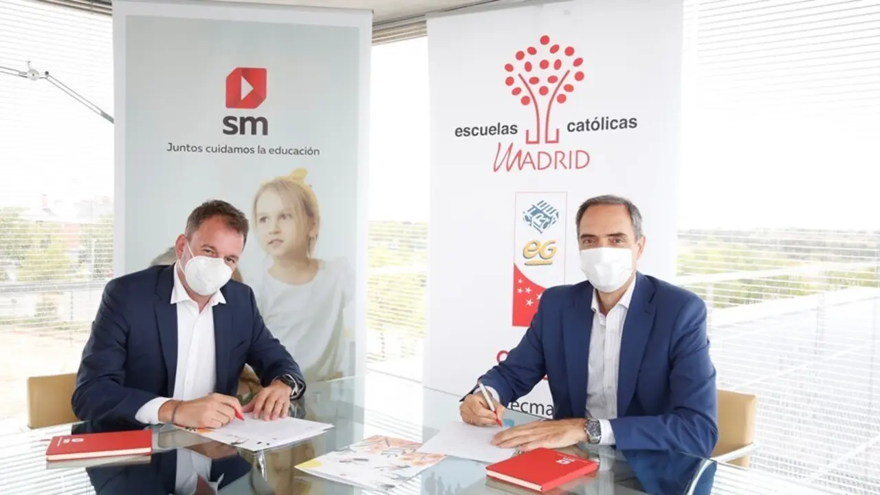 Foto de la firma entre SM y Escuelas Cat&oacute;licas de Madrid