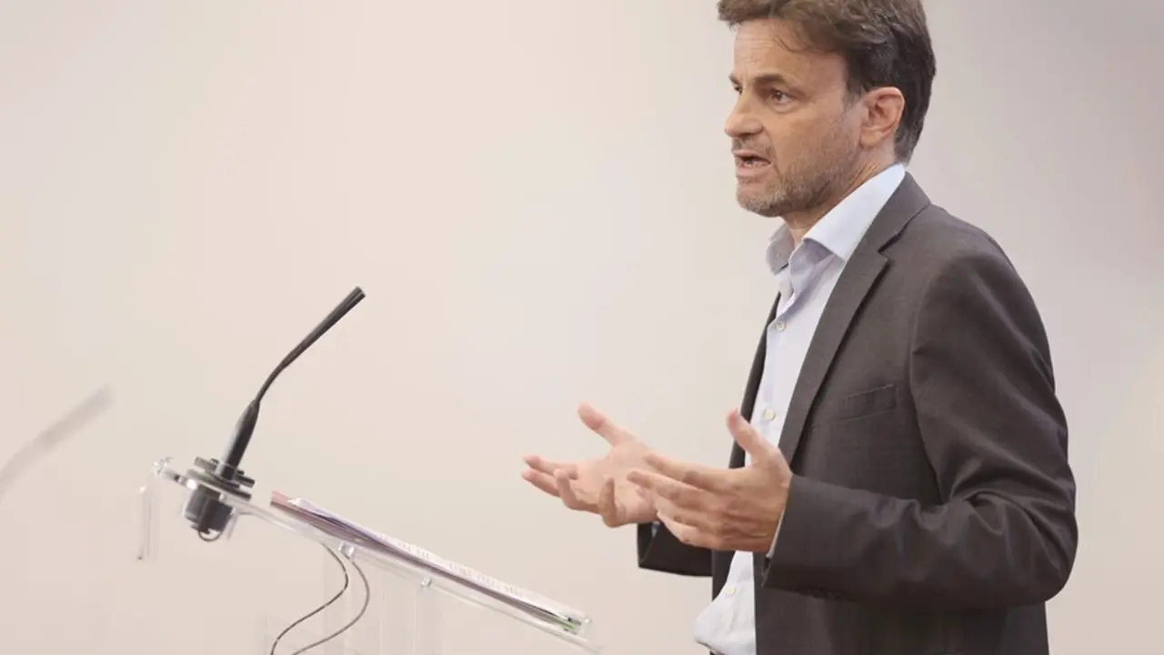 El presidente del grupo parlamentario de Unidas Podemos en el Congreso, Jaume Asens, interviene en una rueda de prensa posterior a una Junta de Portavoces en el Congreso de los Diputados, a 14 de septiembre, en Madrid (Espa&ntilde;a).