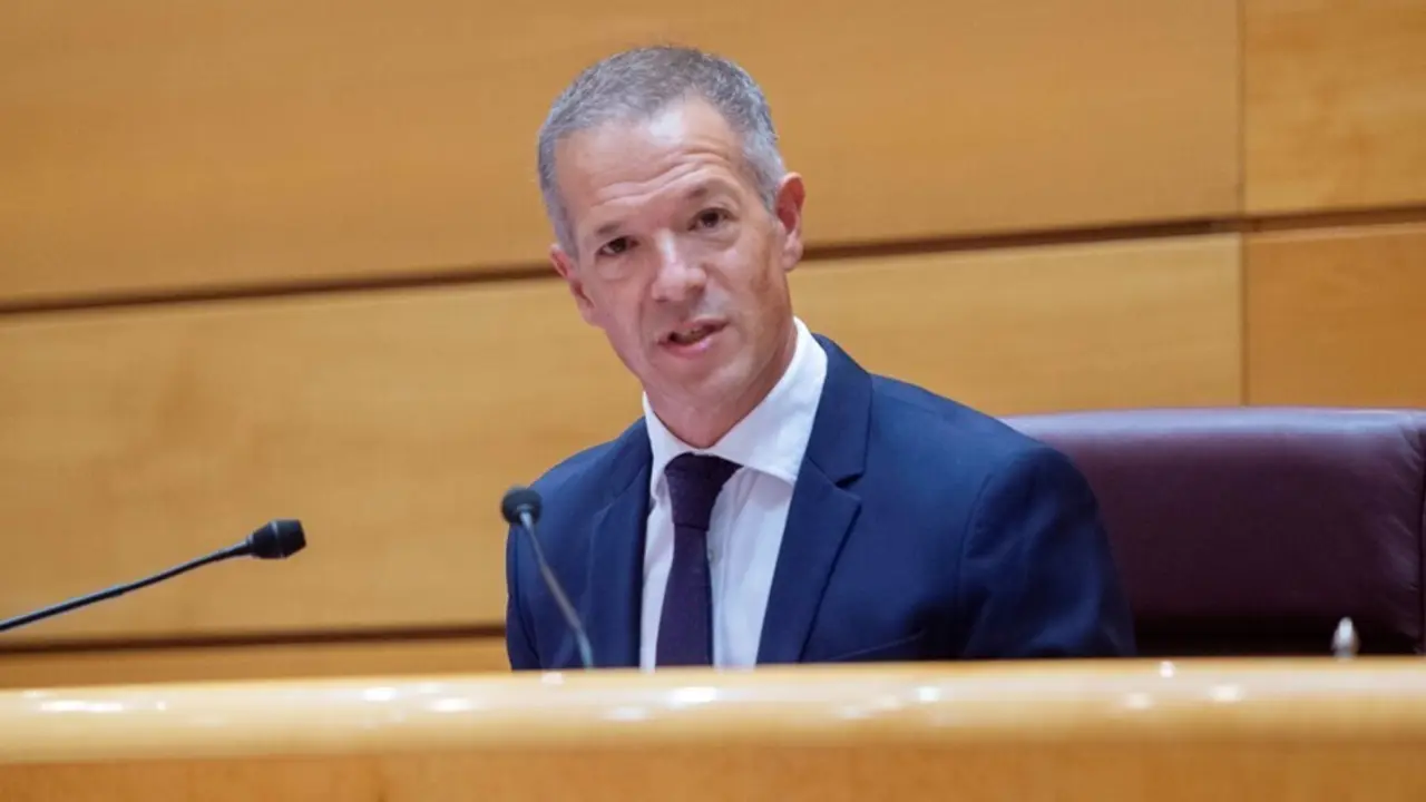 Archivo - Ander Gil, hasta ahora senador del PSOE, pronuncia un discurso tras ser elegido nuevo presidente del Senado