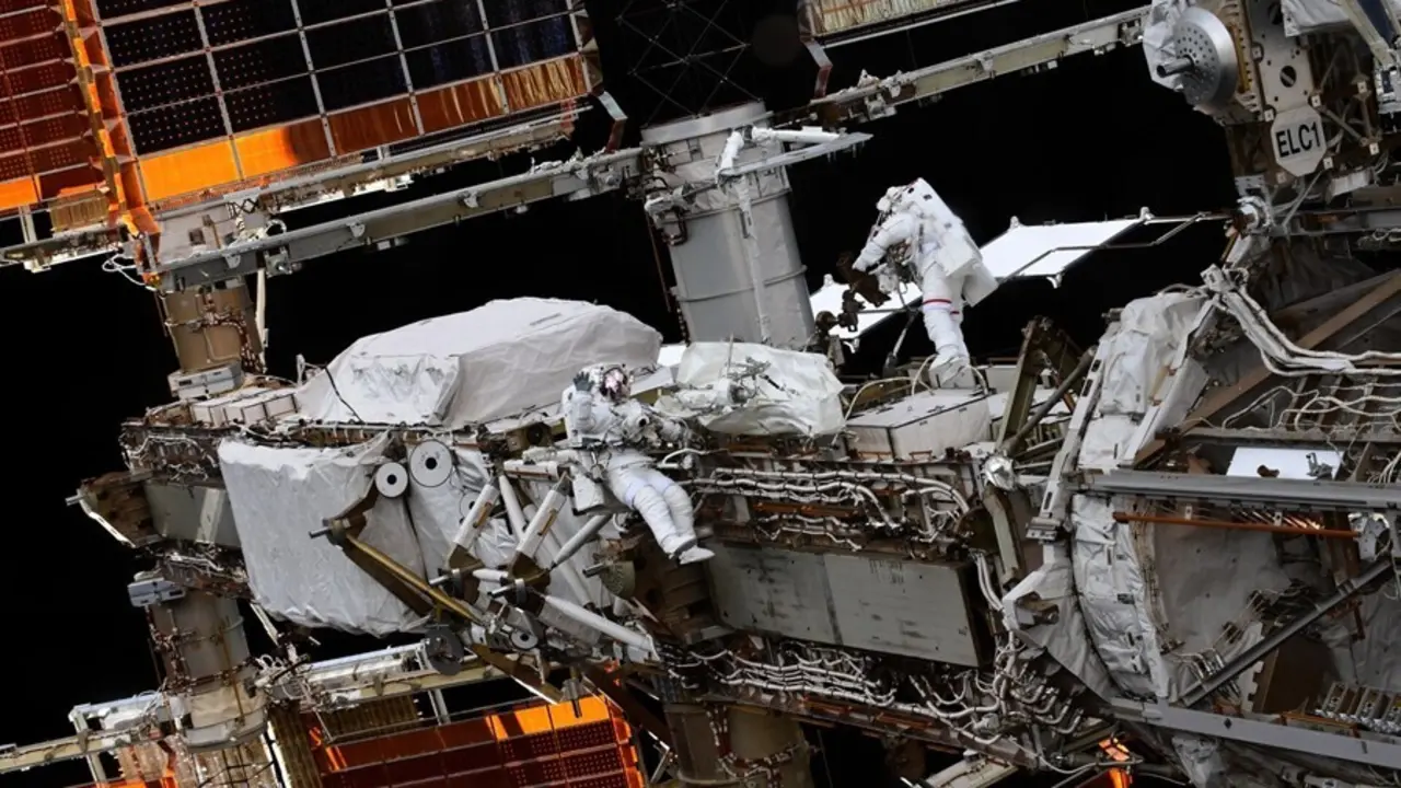 Astronautas en el exterior de la Estaci&oacute;n Espacial Internacional