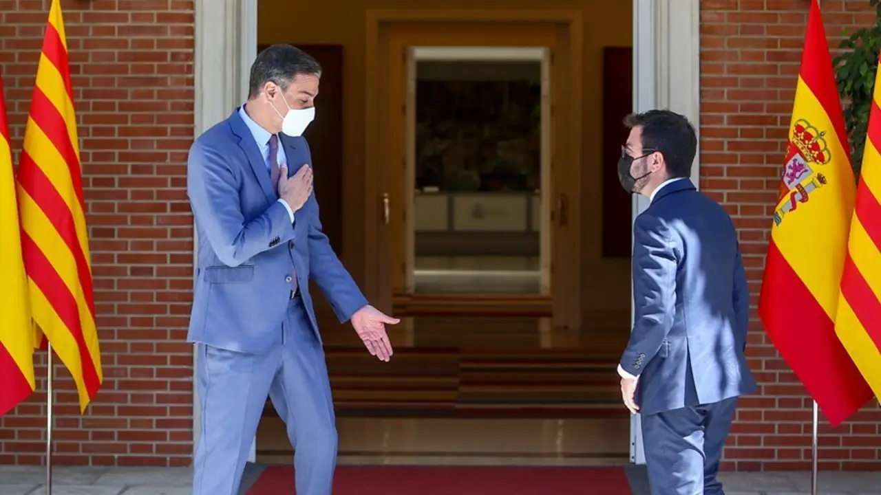 Archivo - El presidente del Gobierno, Pedro S&aacute;nchez (i), recibe en el Palacio de la Moncloa al president de la Generalitat de Catalunya, Pere Aragon&egrave;s, a 29 de junio de 2021, en Madrid (Espa&ntilde;a)