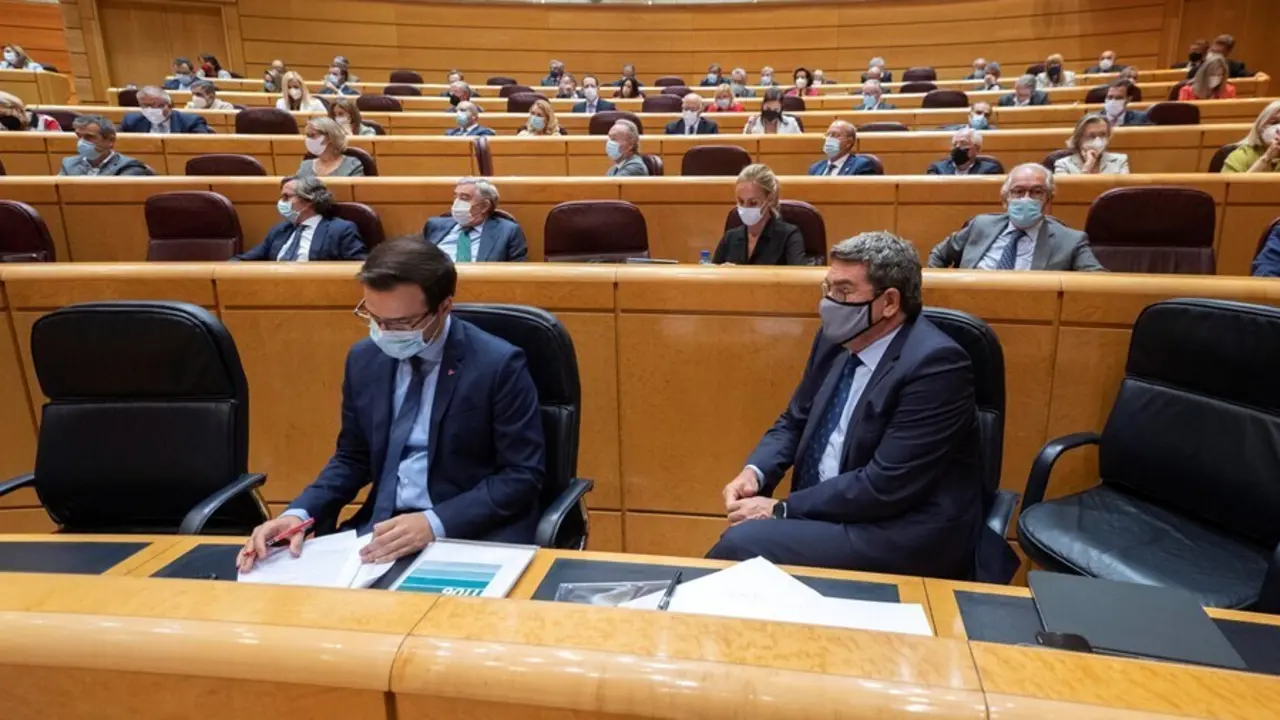 El ministro de Consumo, Alberto Garz&oacute;n (i) y el ministro de Inclusi&oacute;n, Seguridad Social y Migraciones, Jos&eacute; Luis Escriv&aacute; (d), durante el primer pleno y primera sesi&oacute;n de control al Gobierno en el Senado tras el par&oacute;n estival, a 14 de septiembre de 2021