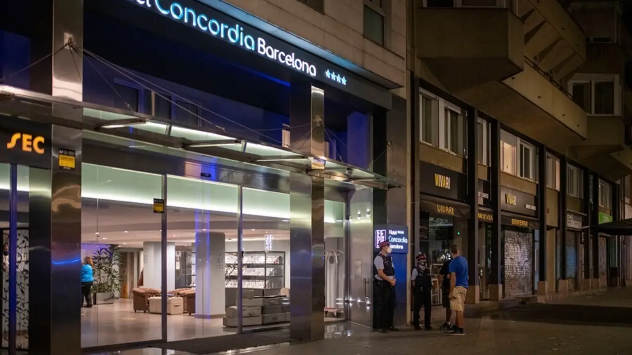 Varios agentes de los Mossos d&acute;Esquadra, en la entrada del Hotel Concordia, a 25 de agosto de 2021, en Barcelona, Catalu&ntilde;a (Espa&ntilde;a). La pasada noche, agentes de la Guardia Urbana de Barcelona, encontraron a un beb&eacute; de dos a&ntilde;os en estado inconsciente en el