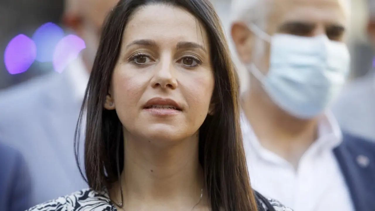 La l&iacute;der de Ciudadanos, In&eacute;s Arrimadas, hace declaraciones a los medios tras reunirse con el sector del ocio nocturno en Barcelona