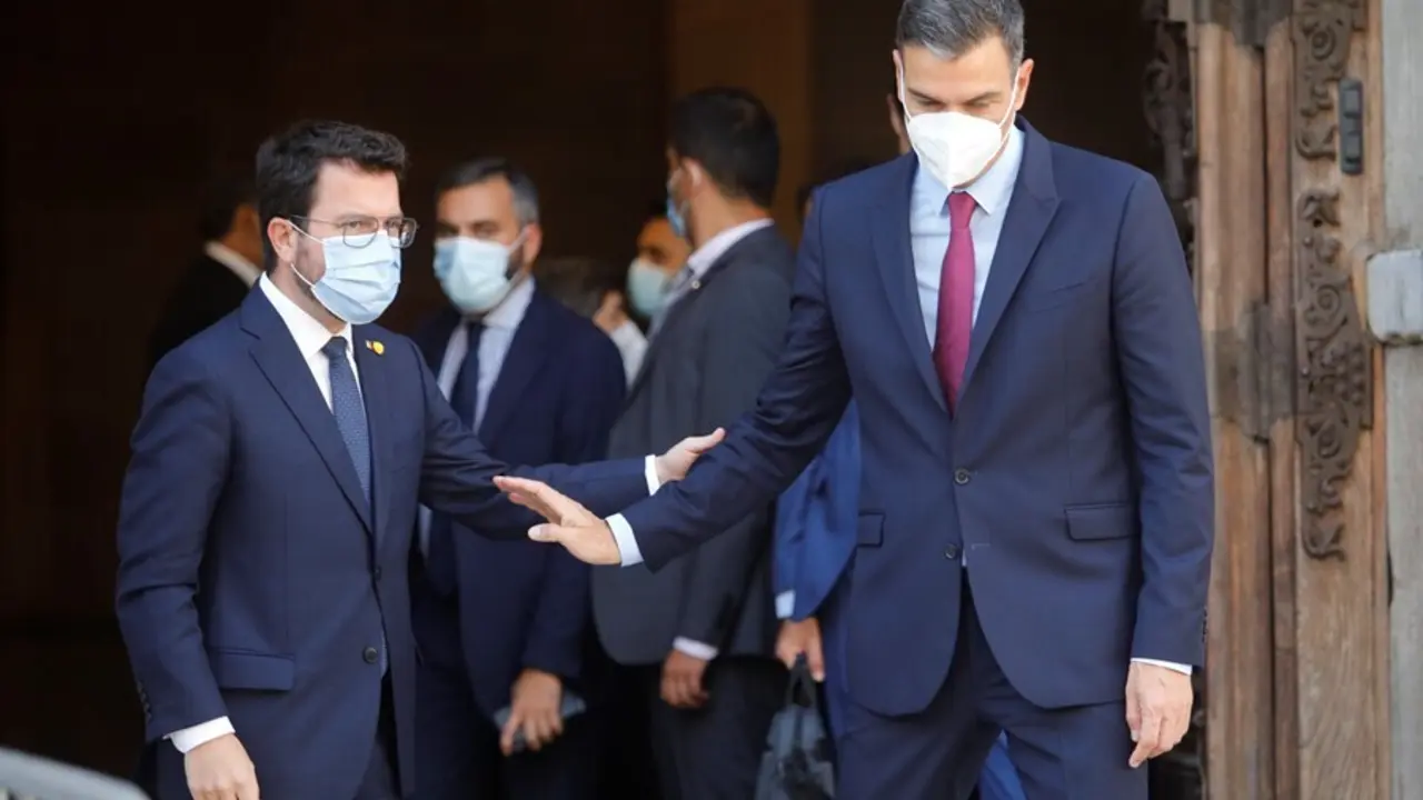 El president de la Generalitat, Pere Aragon&egrave;s (i) y el presidente del Gobierno, Pedro S&aacute;nchez (d), se despiden despu&eacute;s de su reuni&oacute;n en Barcelona