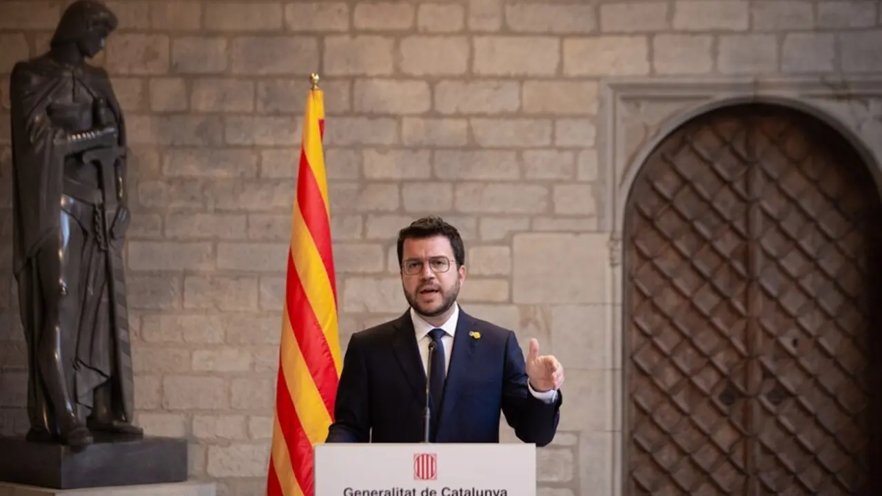 El president de la Generalitat, Pere Aragon&egrave;s, ofrece una rueda de prensa en el Palau de la Generalitat