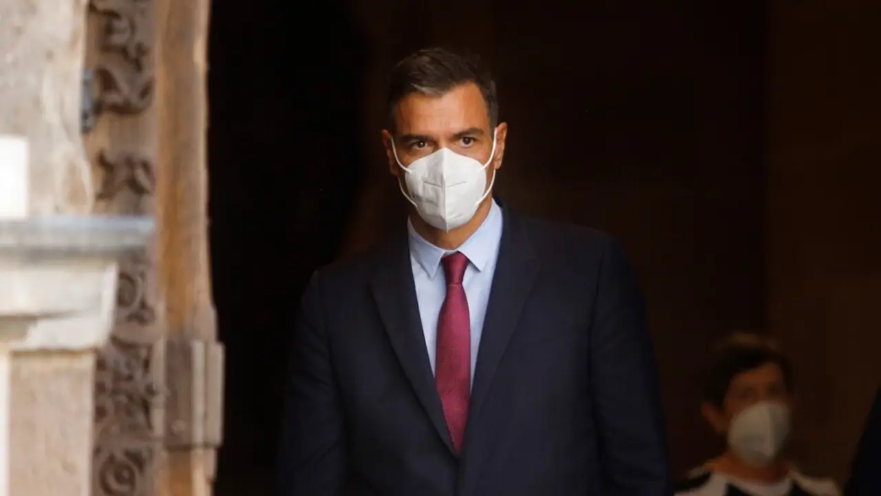 El presidente del Gobierno, Pedro S&aacute;nchez, a su salida de la rueda de prensa y su reuni&oacute;n con el president de la Generalitat en el Palau de la Generalitat