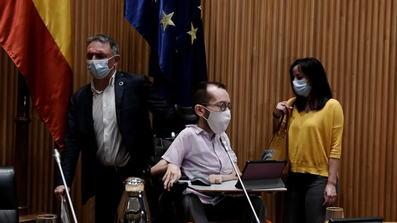 Archivo - Imagen (I-D) del secretario de Estado de Agenda 2030, Enrique Santiago; el portavoz de Unidas Podemos en el Congreso, Pablo Echenique, y la diputada de Unidas Podemos Isa Franco, a 18 de junio de 2021, en el Congreso de los Diputados, Madrid, (E