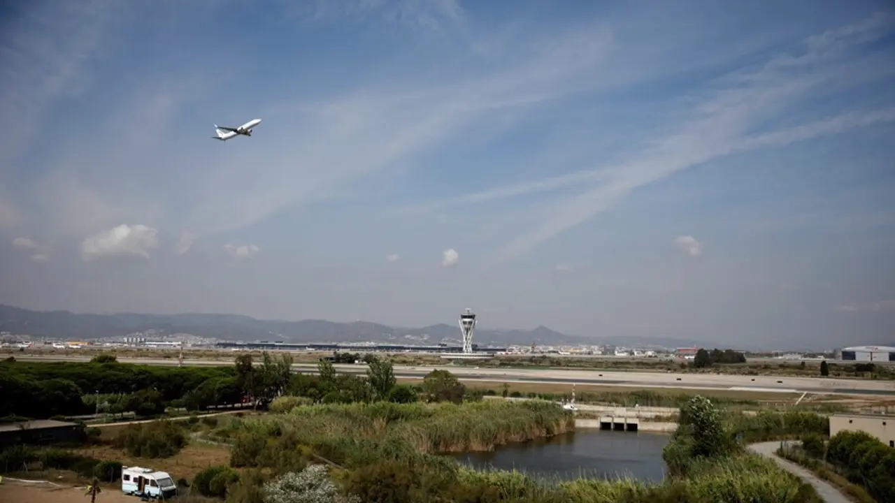 Un avi&oacute;n vuela por el espacio protegido de la Ricarda, en El Prat de Llobregat, a 9 de septiembre de 2021, en Barcelona, Catalu&ntilde;a (Espa&ntilde;a). 