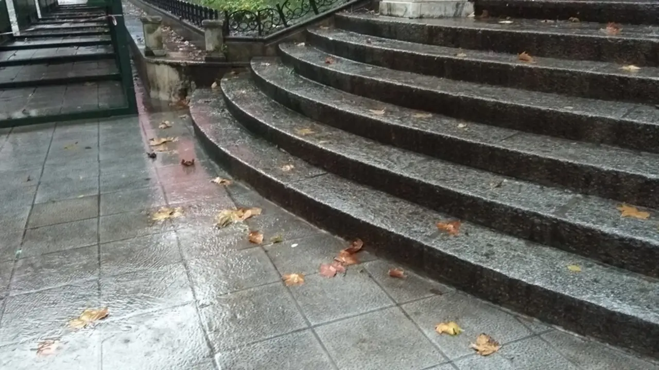 Archivo - LLuvia intensa en Bilbao (archivo)