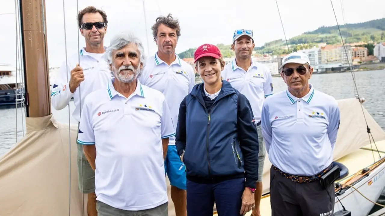 Visita de la infanta Elena al Xacobeo 6mR Europeans 2021 organizado por el Real Club N&aacute;utico de Sanxenxo