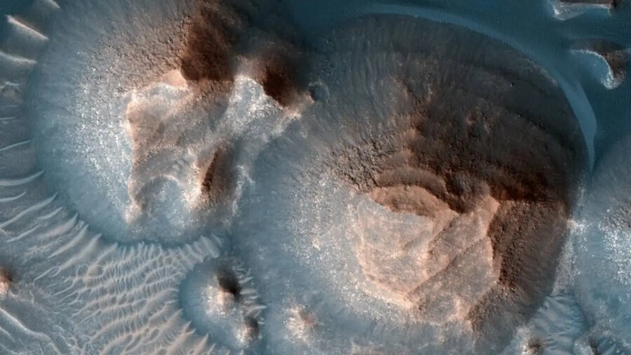 Esta imagen muestra varios cr&aacute;teres en Arabia Terra que est&aacute;n llenos de capas de roca, a menudo expuestos en mont&iacute;culos redondeados.