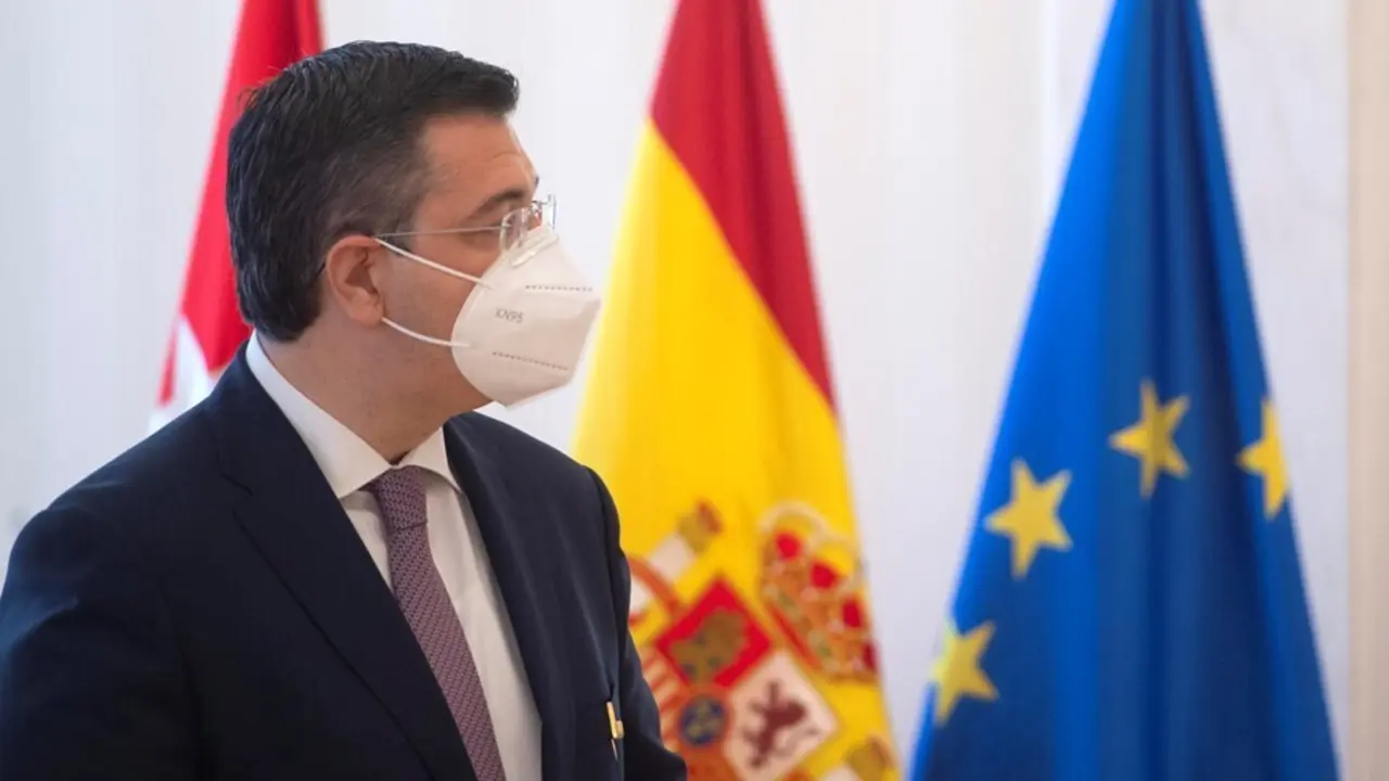 Archivo - El presidente del Comit&eacute; Europeo de las Regiones, Apostolos Tzitzikostas, tras recibir la Medalla Internacional de la Comunidad de Madrid en la Real Casa de Correos de Madrid, a 24 de junio de 2021, en Madrid (Espa&ntilde;a). 