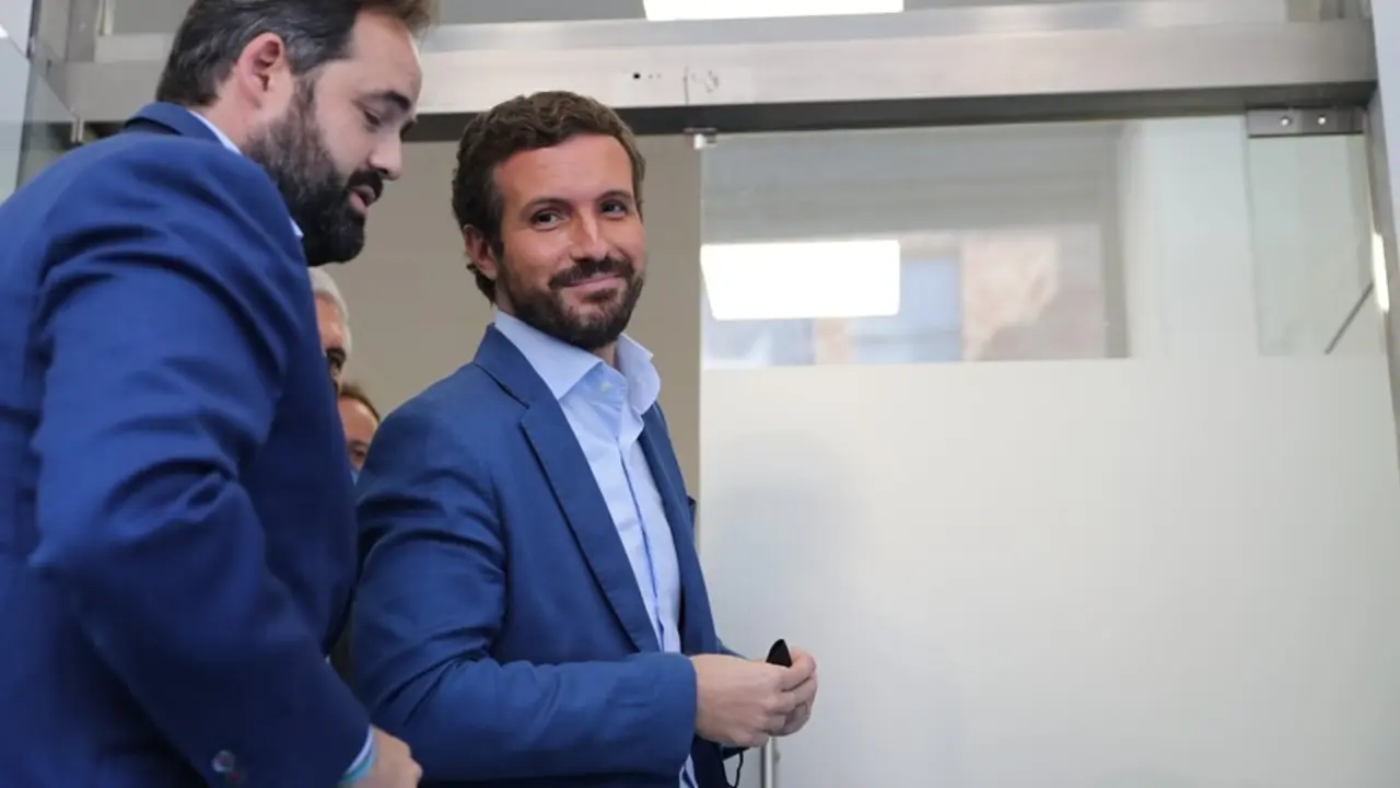 El presidente del PP de Castilla-La Mancha, Paco N&uacute;&ntilde;ez (i) y el presidente del Partido Popular, Pablo Casado (d), en la inauguraci&oacute;n de la nueva sede del PP de Castilla-La Mancha, a 10 de septiembre de 2021, en Toledo, Castilla-La Mancha (Espa&ntilde;a). 