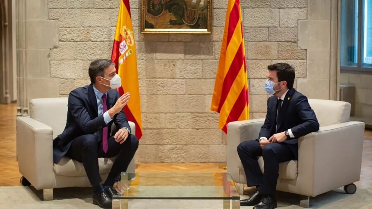 El presidente del Gobierno, Pedro S&aacute;nchez (i), y el de la Generalitat, Pere Aragon&egrave;s (d), se re&uacute;nen en el Palau de la Generalitat