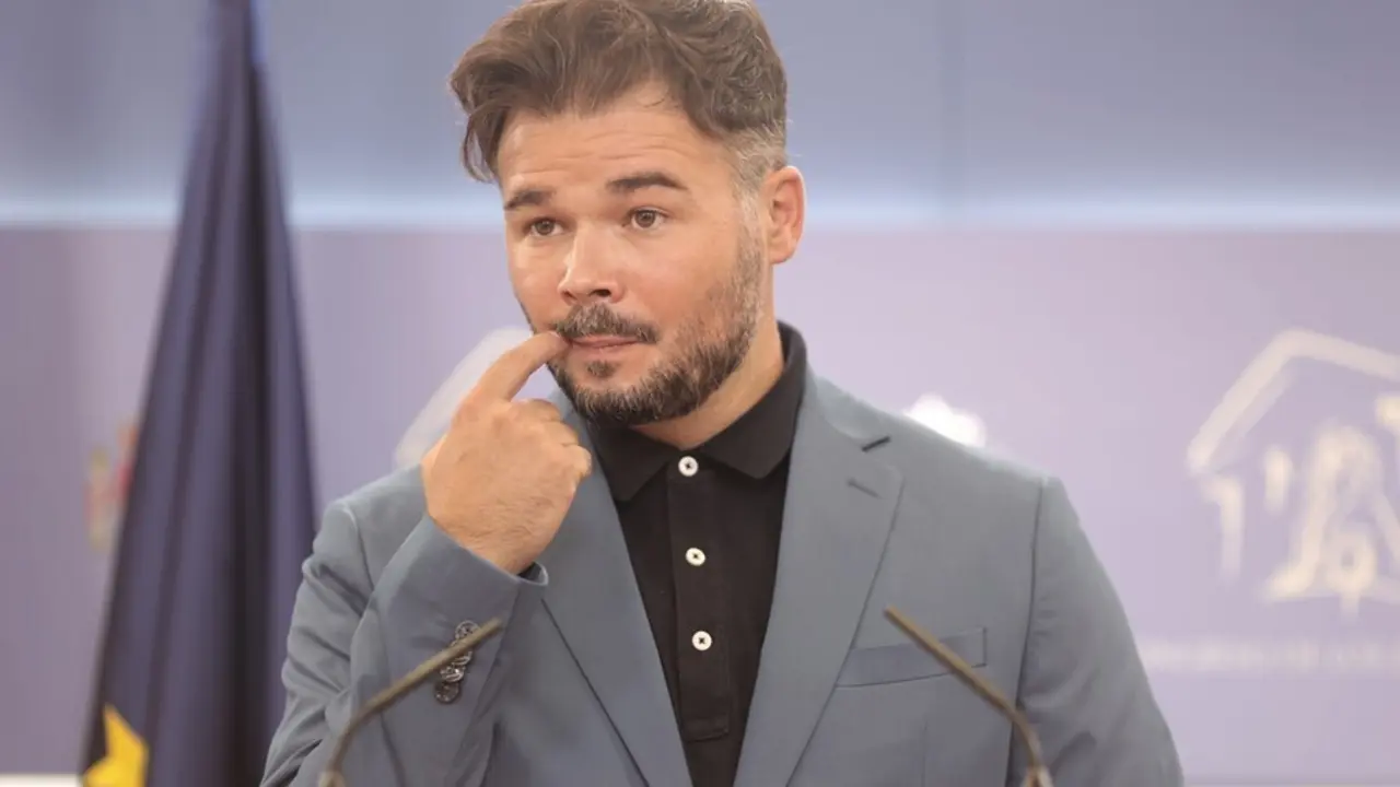 El portavoz parlamentario de la ERC, Gabriel Rufi&aacute;n, ofrece una rueda anterior a la celebraci&oacute;n de la Junta de Portavoces en el Congreso de los Diputados, a 14 de septiembre, en Madrid (Espa&ntilde;a).