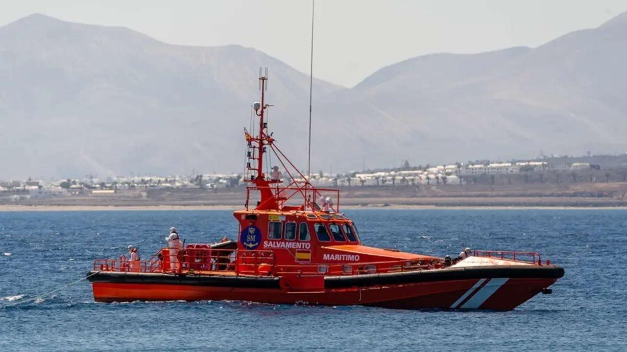 Un barco de Salvamento Mar&iacute;timo, a su llegada al Muelle de La Cebolla con la patera de 34 migrantes, a 1 de septiembre de 2021