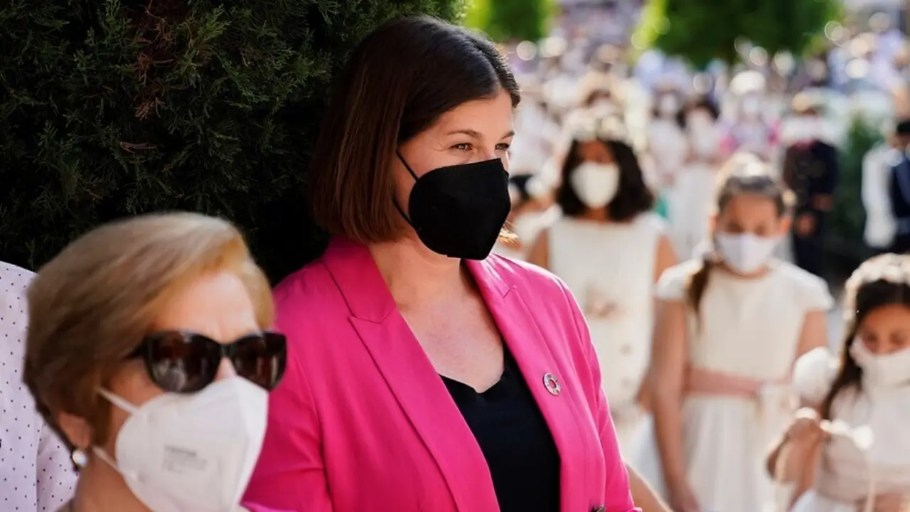 Archivo - La alcaldesa de M&oacute;stoles, Noelia Posse, participa en la procesi&oacute;n del Corpus Christi, a 6 de junio de 2021, en M&oacute;stoles